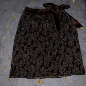 Skirt with geometric pattern and ribbon tie